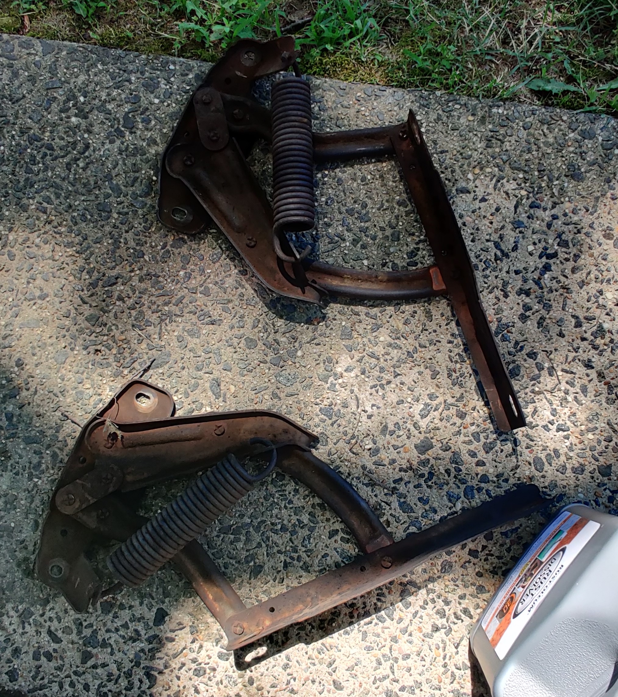 Hood hinges before the rust treatment